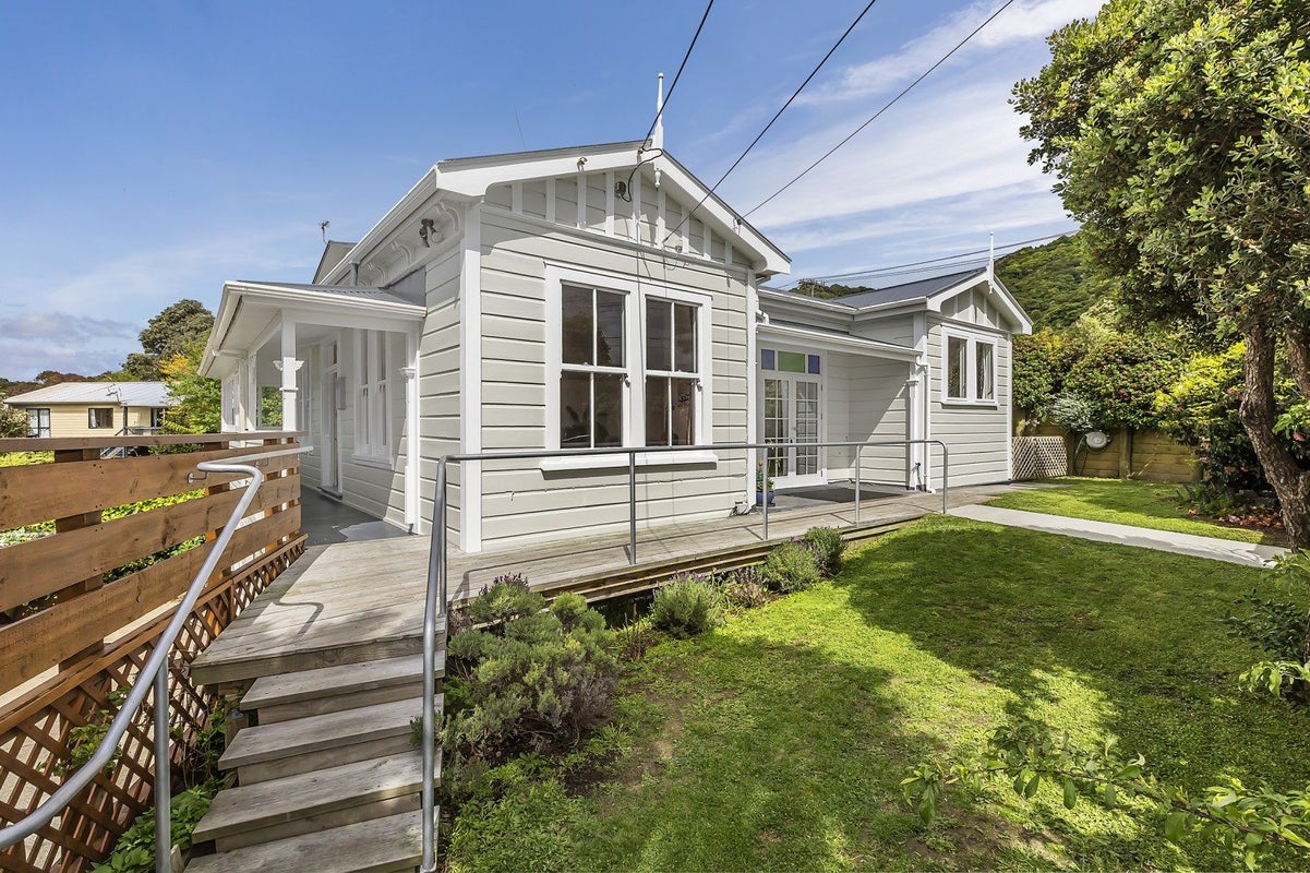 15 Seine Street, Island Bay, Wellington - Carousel 1