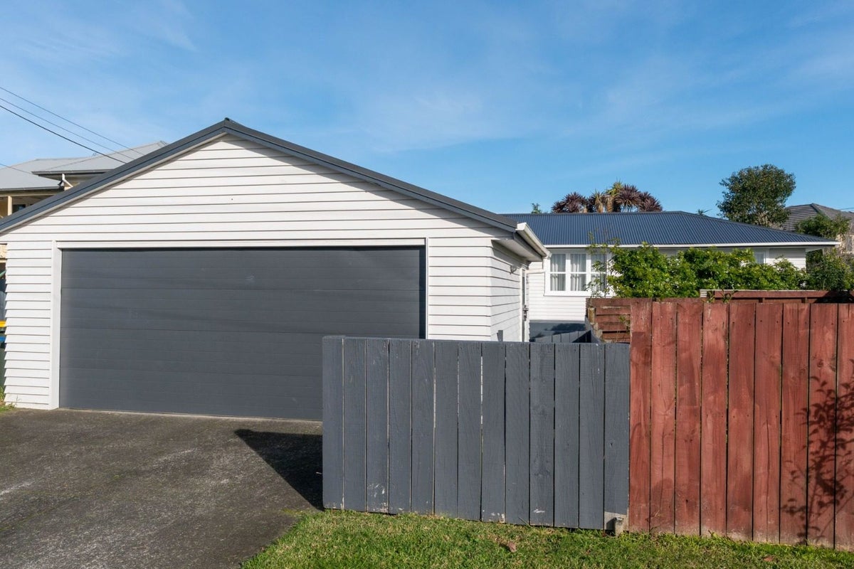 39 Wharf Road, Te Atatu Peninsula, Auckland - Carousel 12