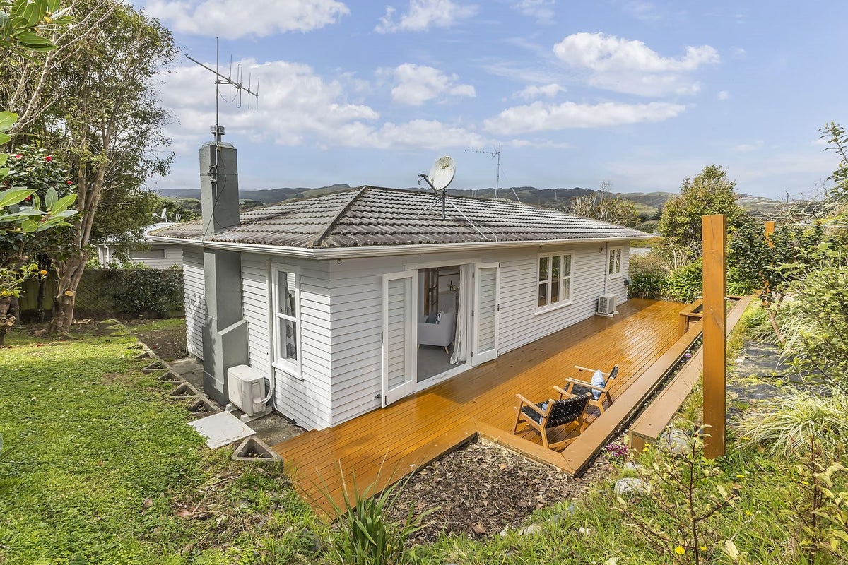 9 Lane Crescent, Tawa, Wellington - Carousel 1