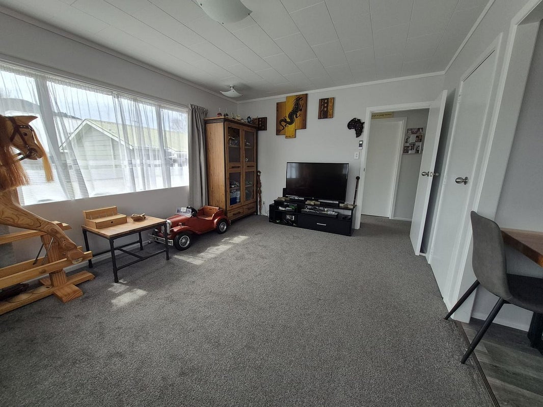 2/9 Whitley Avenue, Ebdentown, Upper Hutt - Carousel 1