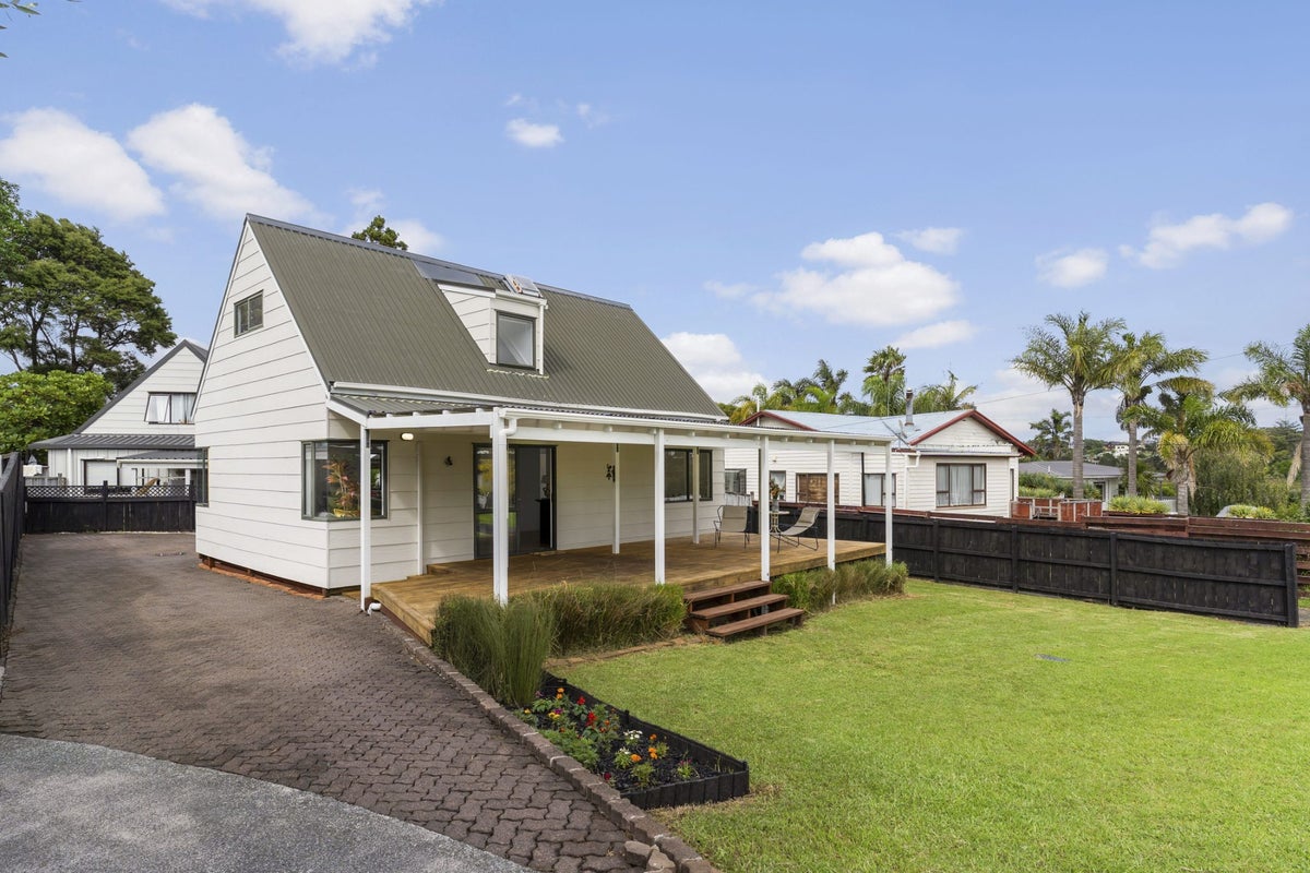 2/9 Wharf Road, Te Atatu Peninsula, Auckland - Carousel 1