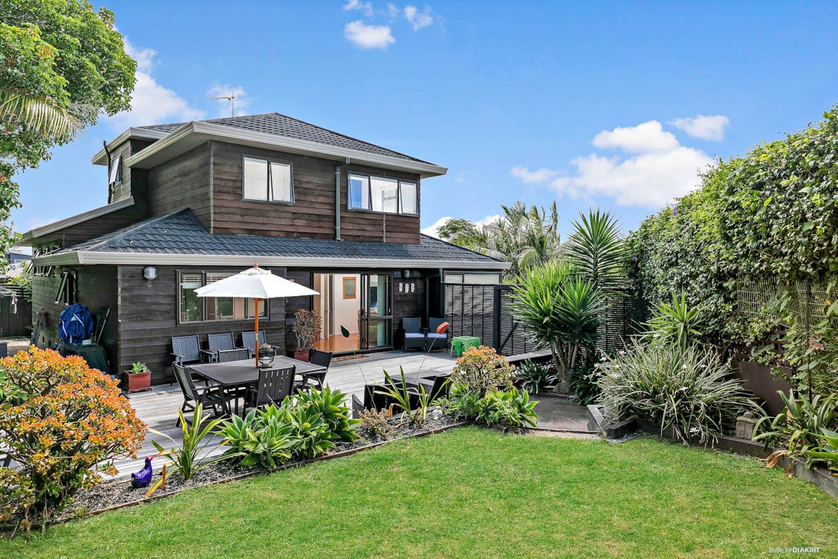 2/19 Garadice Road, Rothesay Bay, Auckland - Carousel 1