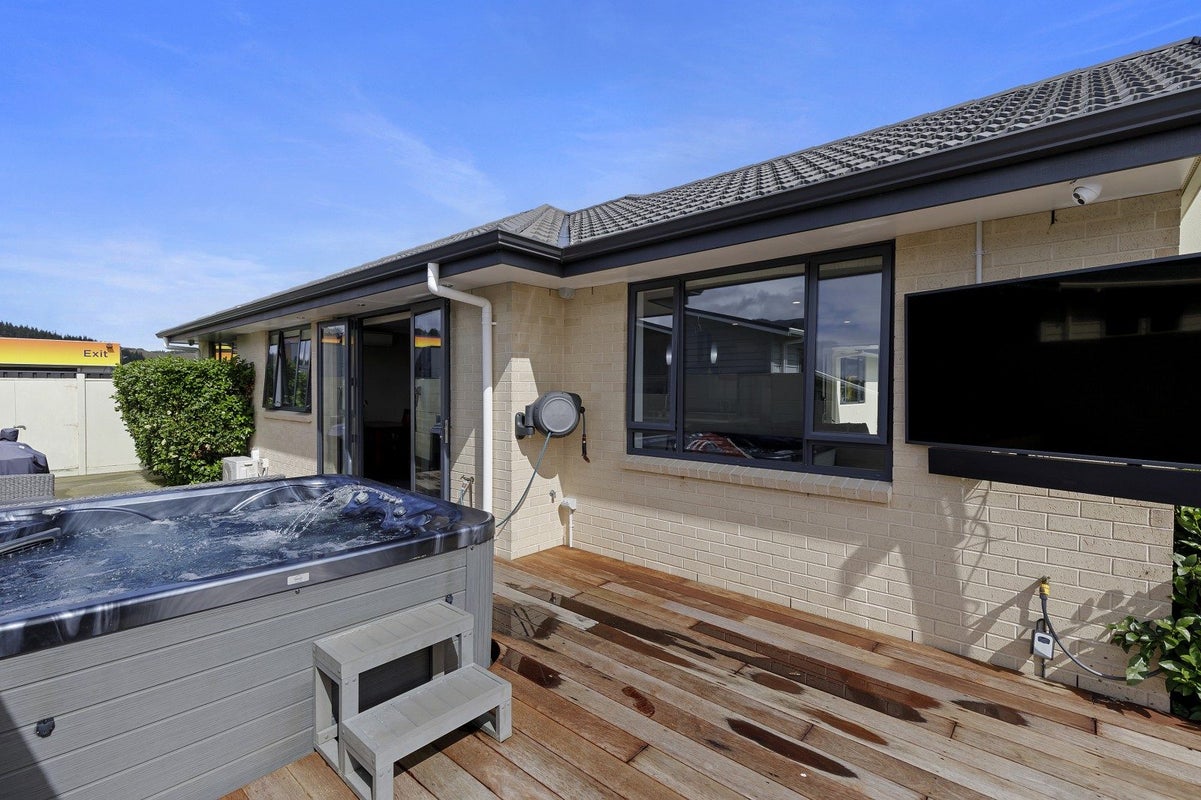 9 Vernon Grove, Brown Owl, Upper Hutt - Carousel 2