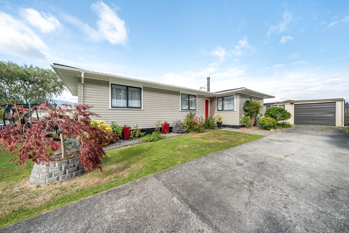 6 Topeka Grove, Totara Park, Upper Hutt - Carousel 2