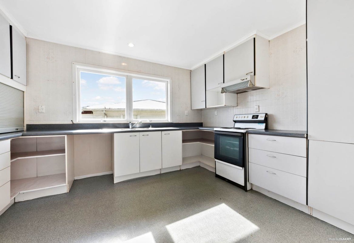 3 Marlene Avenue, Te Atatu South, Auckland - Carousel 2