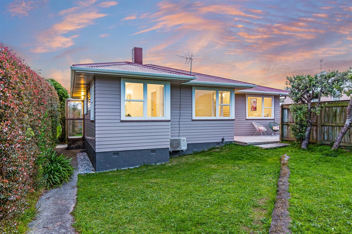 10 Main Road, Titahi Bay, Porirua - Carousel 1
