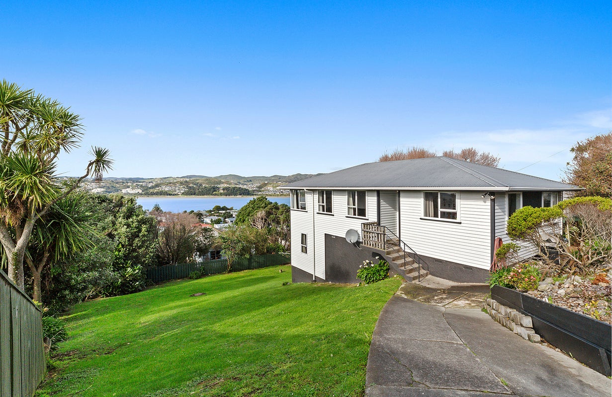 9 Roiri Way, Titahi Bay, Porirua - Carousel 1