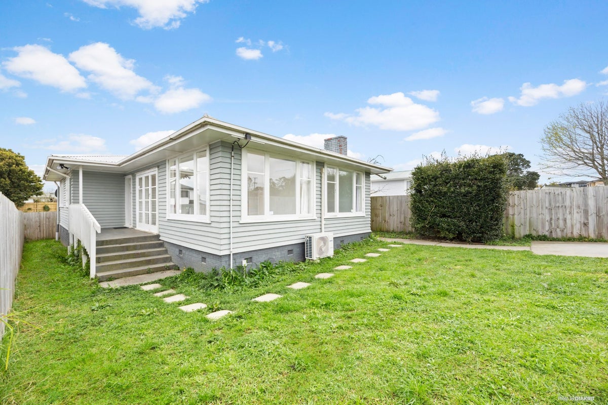 4 Daphne Street, Kelston, Auckland - Carousel 1