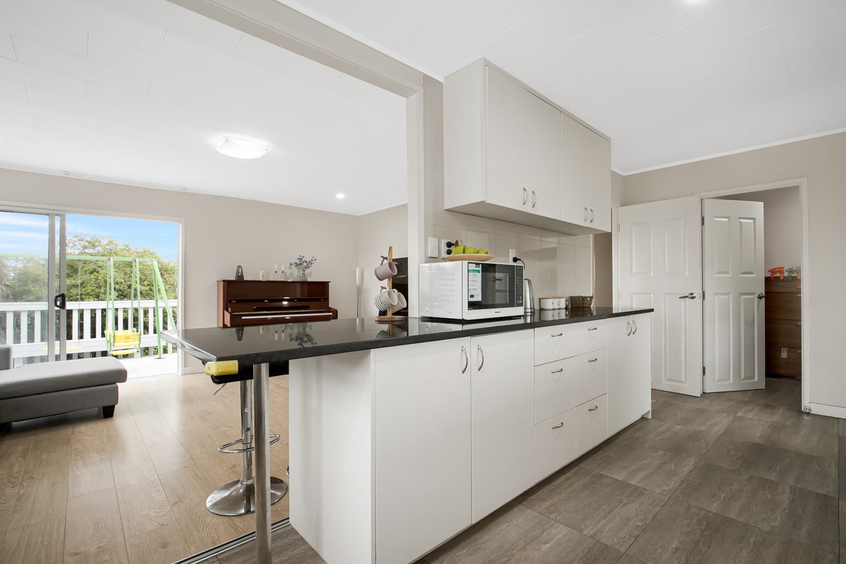 2 Aria Place, Clover Park, Auckland - Carousel 2