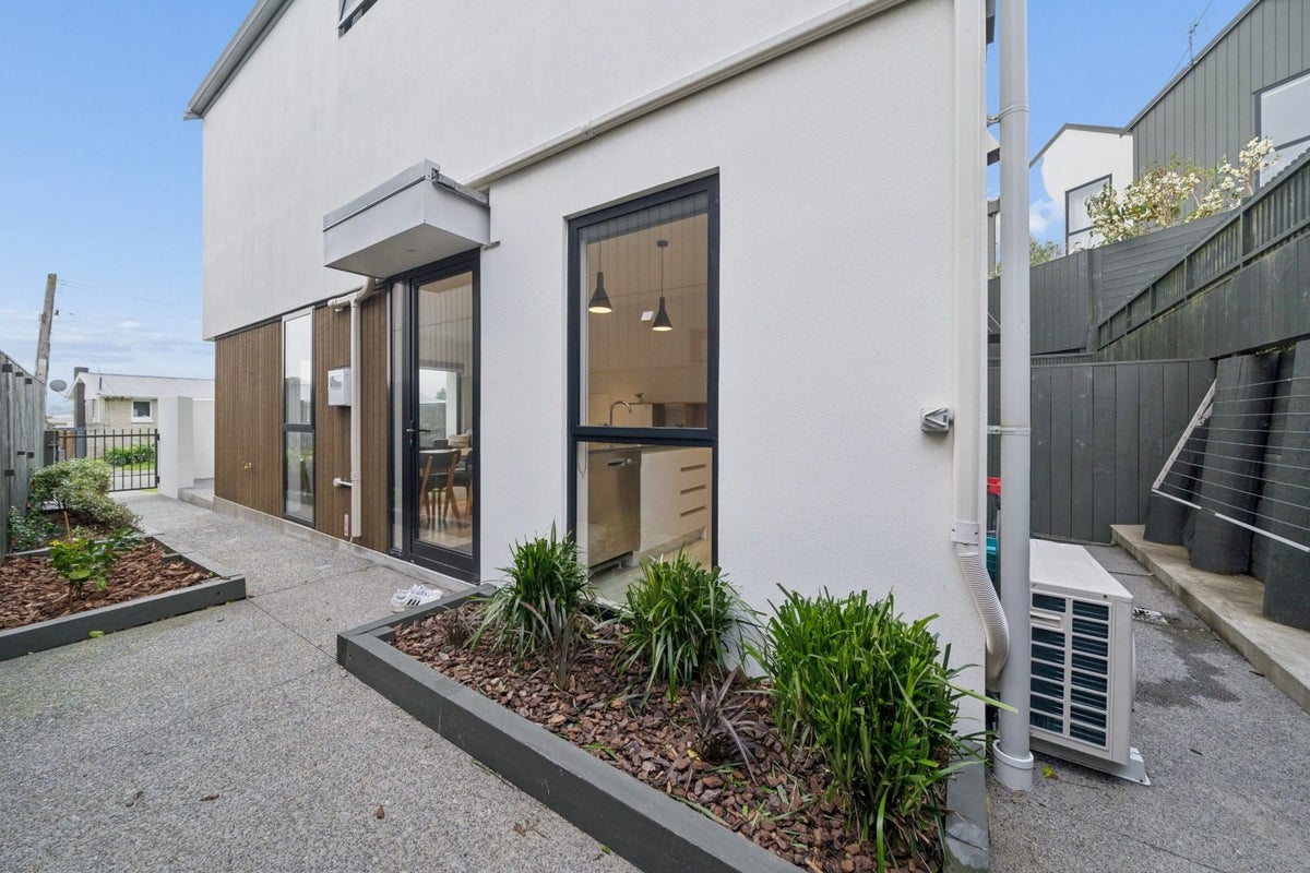 3/6 Oswald Crescent, Paparangi, Wellington - Carousel 17