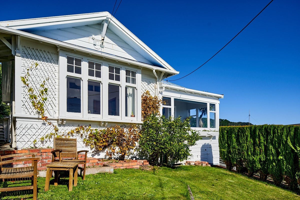 54 Ferry Road, Days Bay, Lower Hutt - Carousel 1