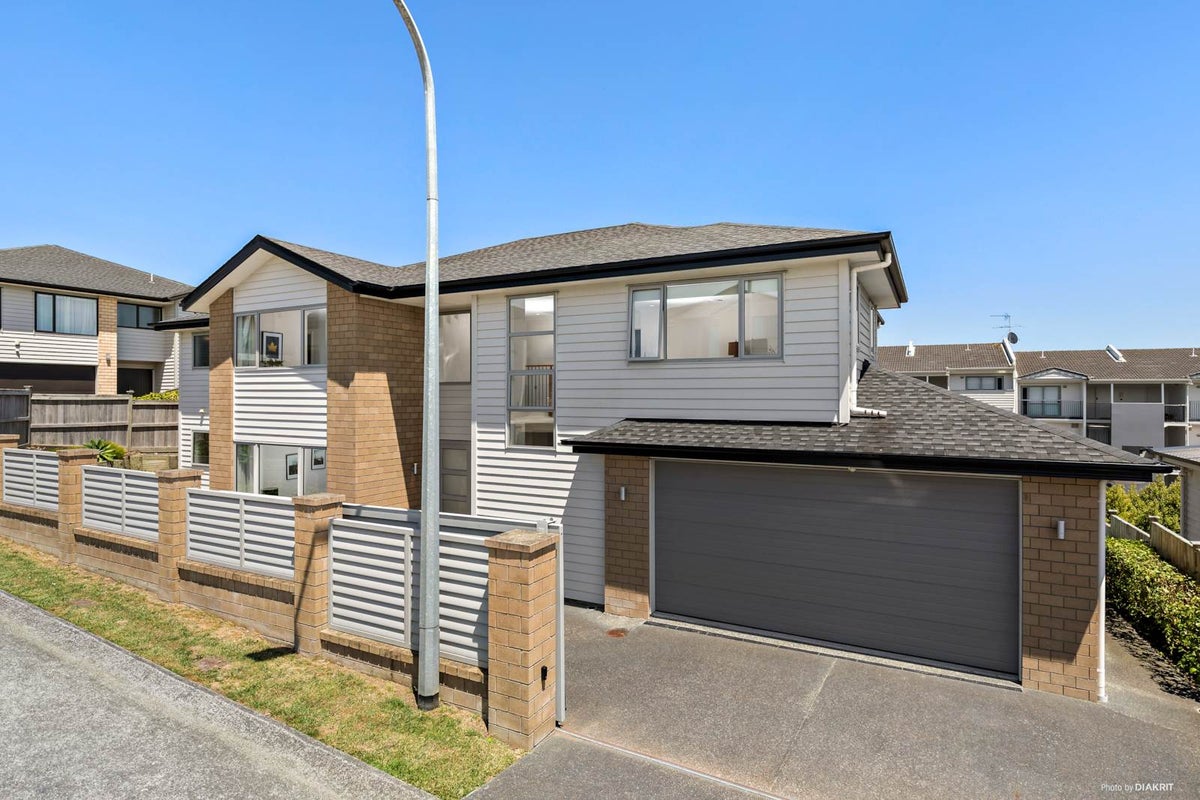 99 Medallion Drive, Oteha, Auckland - Carousel 1