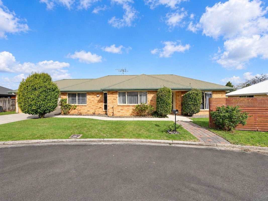 10 Blue Cedar Lane, Enderley, Hamilton, Waikato - Carousel 1