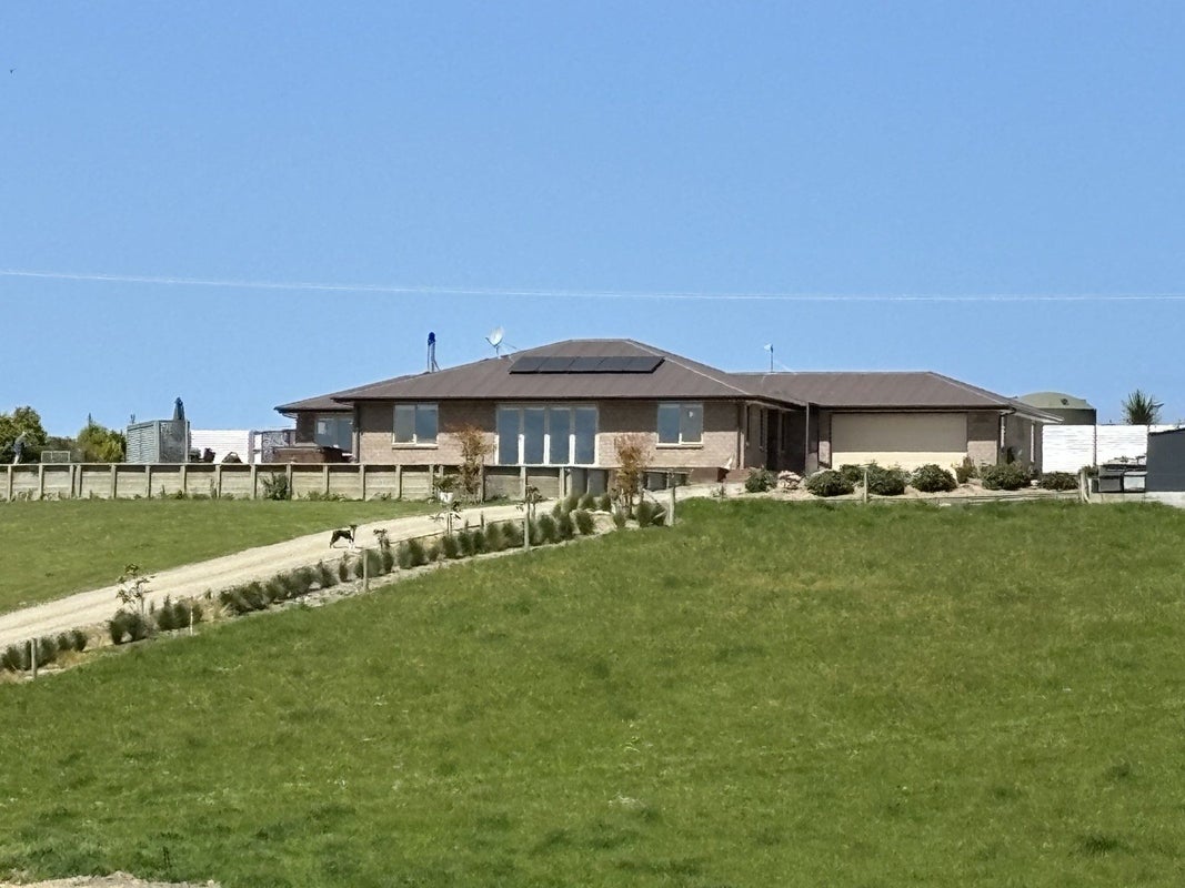 11 Irvine Road, Oamaru - Carousel 1