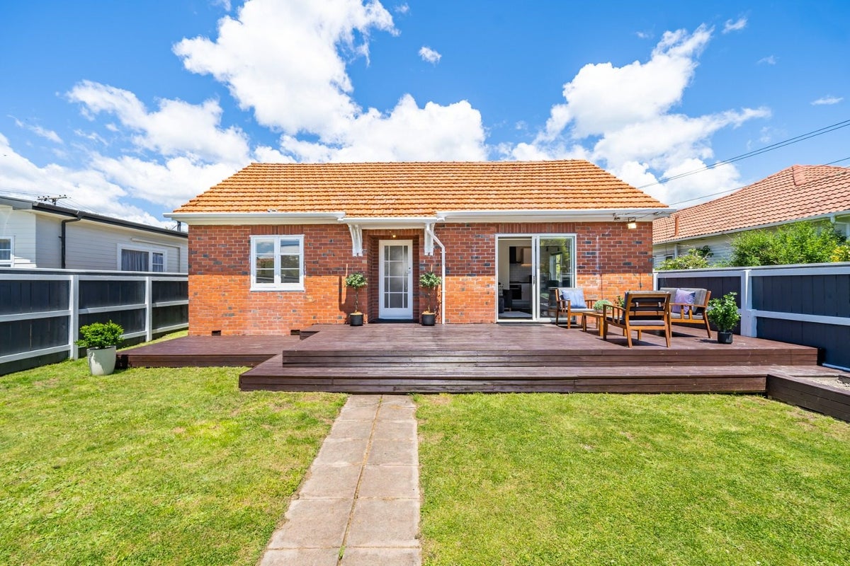2/24 Mahoe Street, Hutt Central, Lower Hutt - Carousel 1