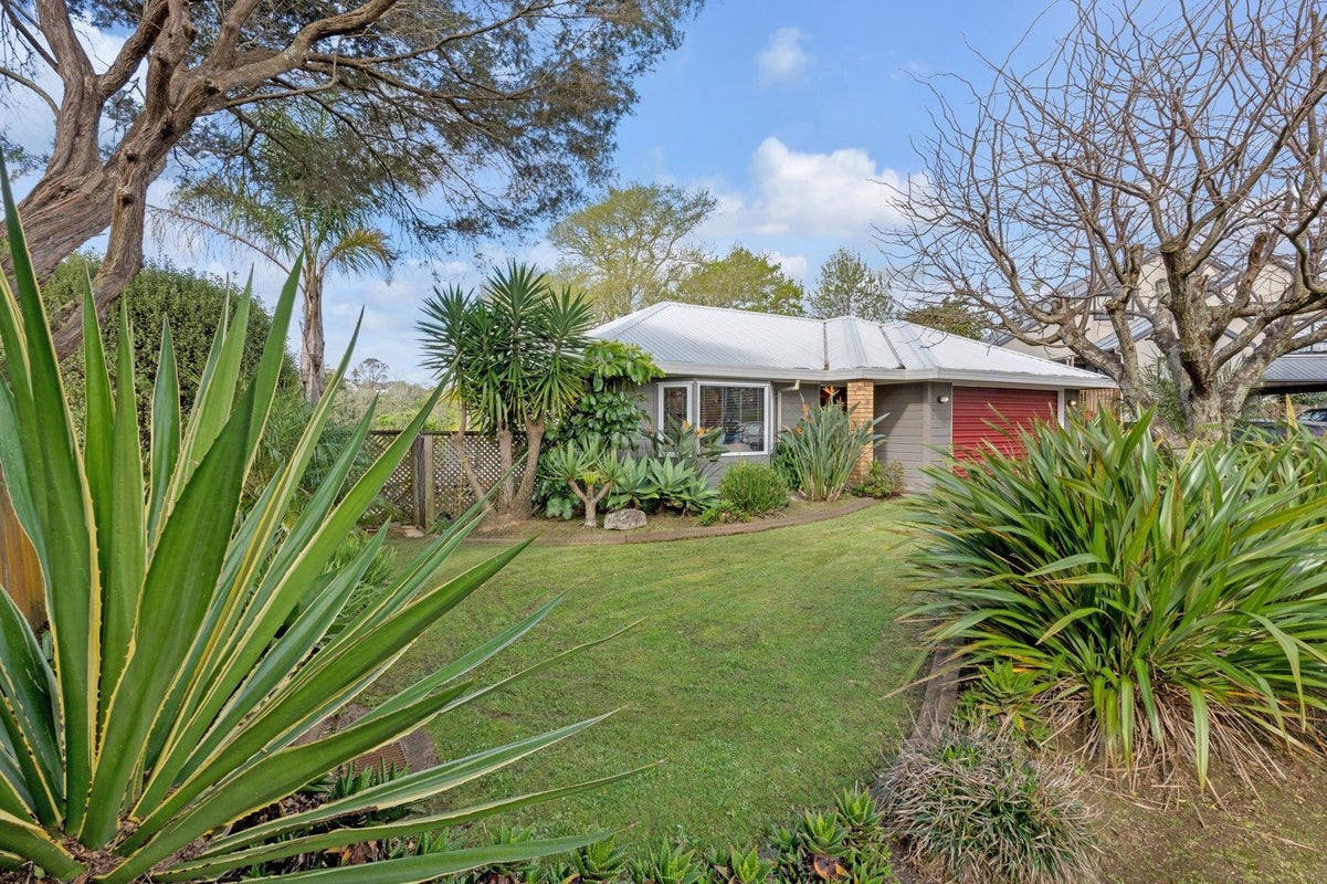 34 Lochend Place, Highland Park, Auckland - Carousel 1