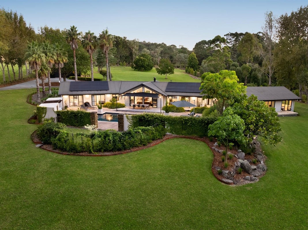 44 Hardens Lane, Paremoremo, Auckland - Carousel 1