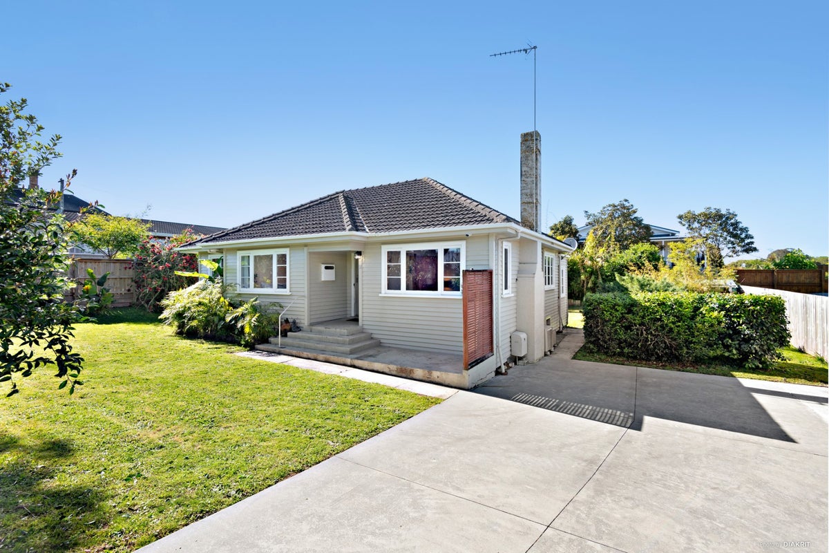 32 Brookfield Street, Hamilton East, Hamilton - Carousel 1