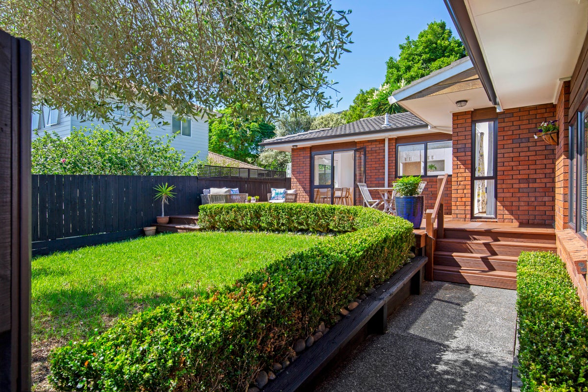 1/25 Nicholas Road, Somerville, Manukau - Carousel 1