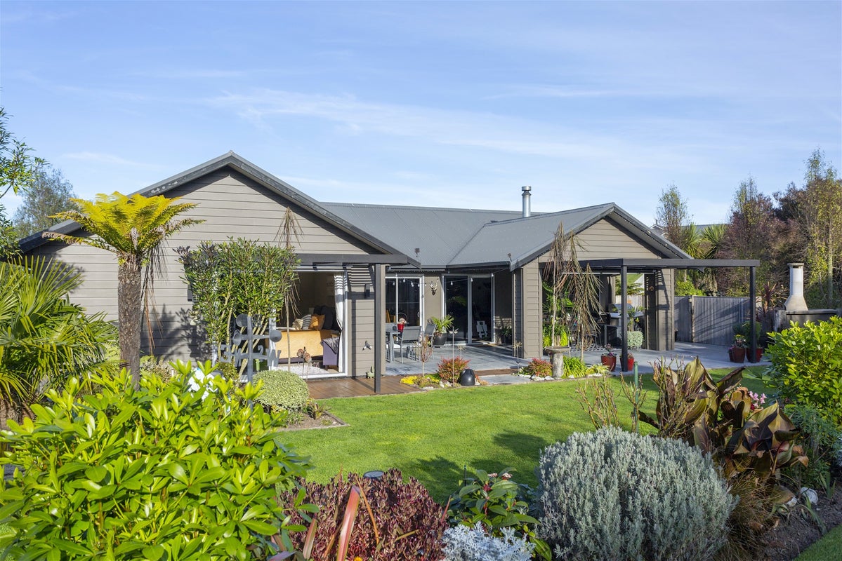 21 Stewart Glen, Acacia Bay, Taupo - Carousel 1