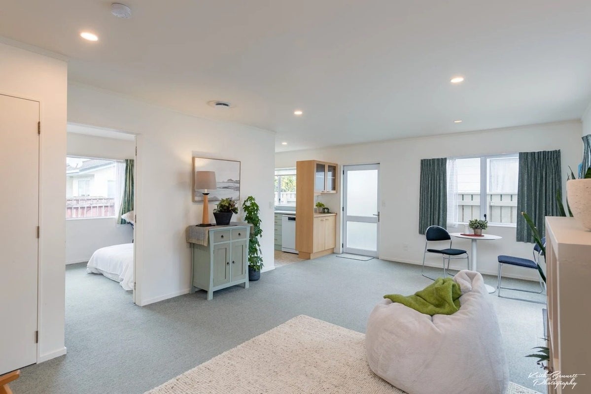 2/61 MAIN RD, TITAHI BAY, PORIRUA - Carousel 1