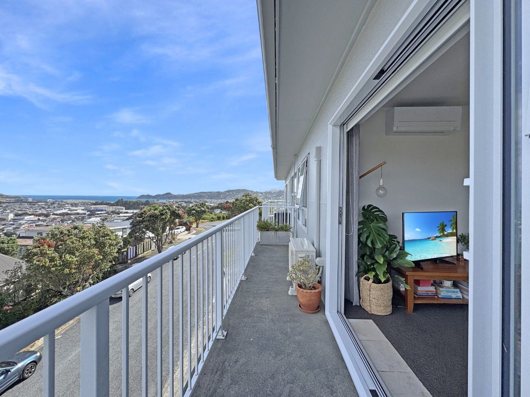 6/32 Akaroa Drive, Maupuia, Wellington - Carousel 1