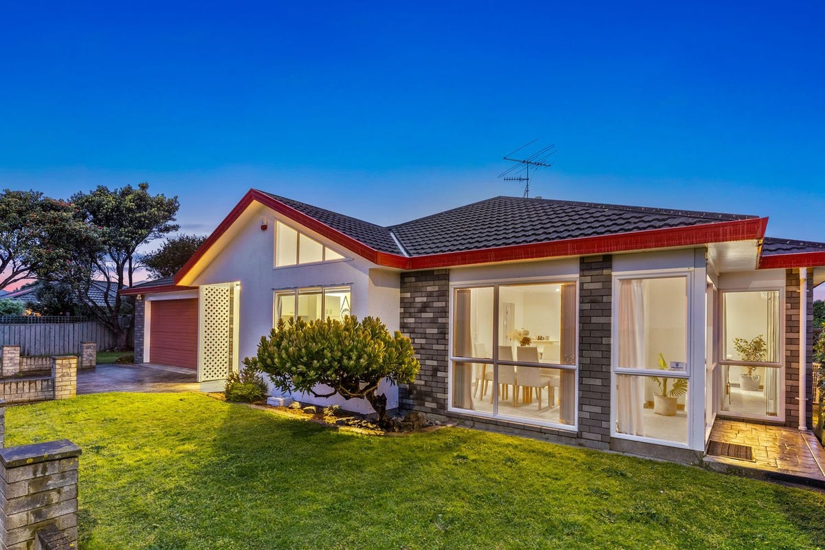 300 Manly Street, Paraparaumu Beach, Paraparaumu - Carousel 1