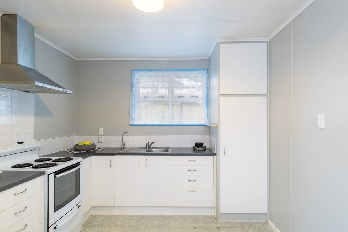 132 Castor Crescent, Cannons Creek, Porirua - Carousel 2