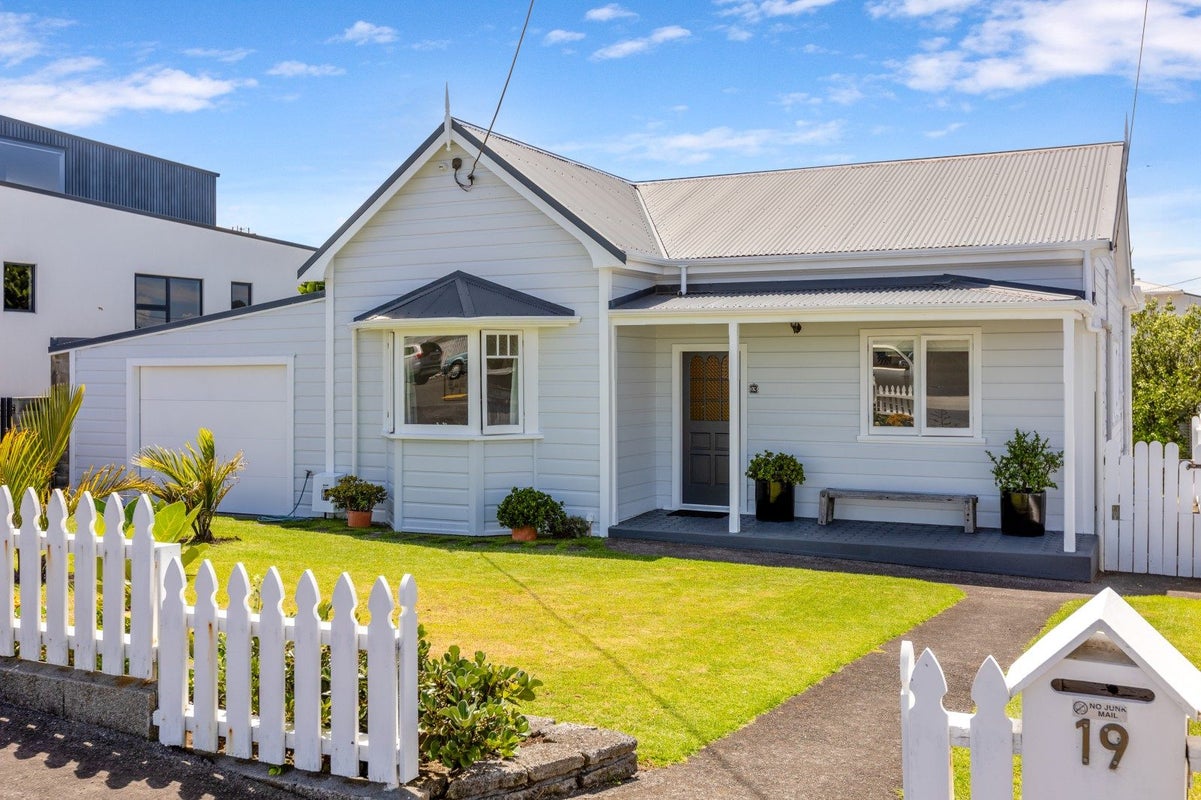 19 Beach Street, Fitzroy, New Plymouth - Carousel 1
