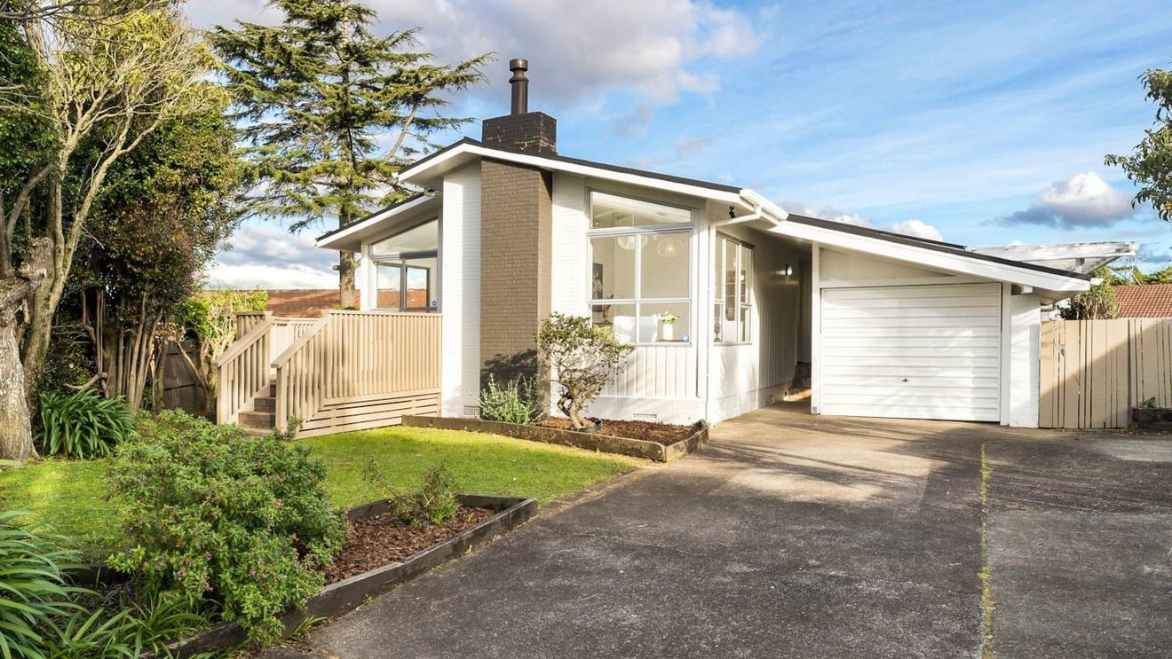 9 Rene Place, Sunnyhills, Auckland - Carousel 1