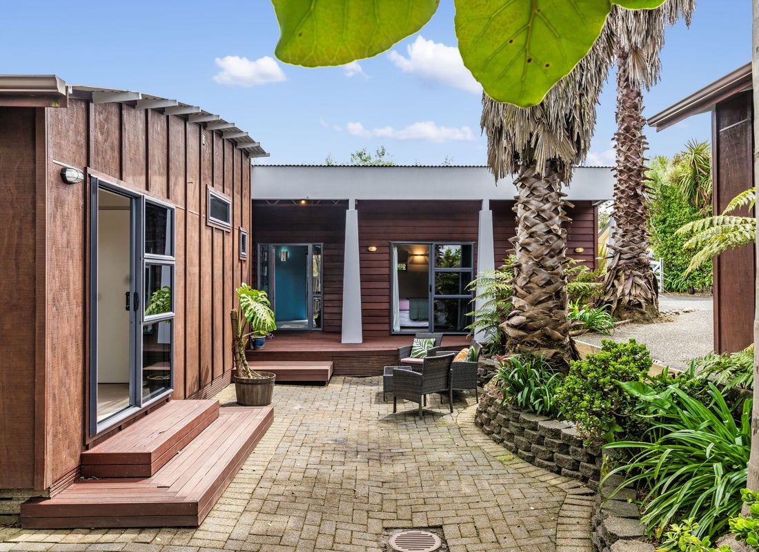 9 Ginders Drive, Massey, Auckland - Carousel 1