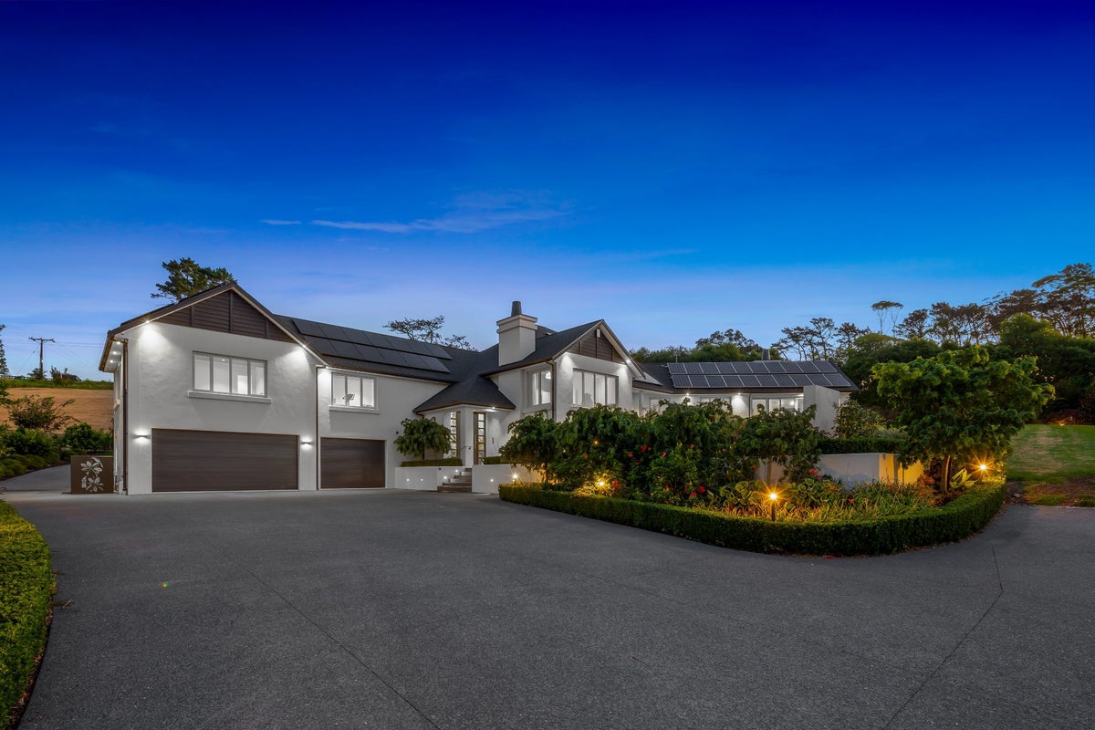 13 Myra Evelyn Grove, Albany - Carousel 1