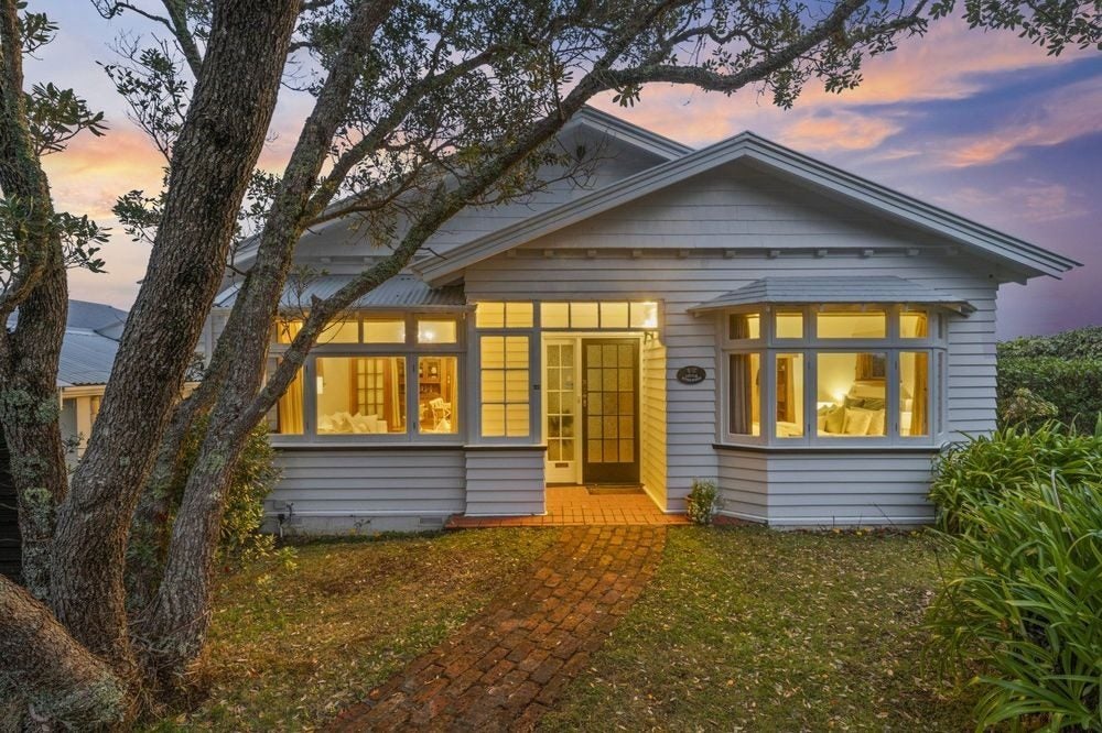 22 Homewood Crescent, Karori, Wellington - Carousel 1