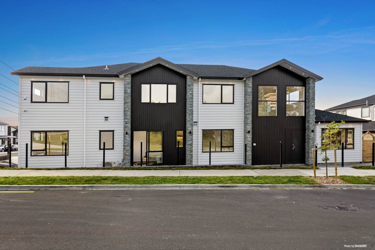 9 Dungloe Avenue, Flat Bush, Auckland - Carousel 1