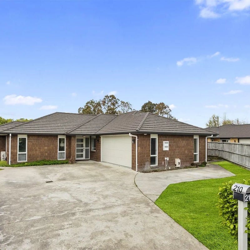 210 St James Drive, Huntington, Hamilton - Carousel 1