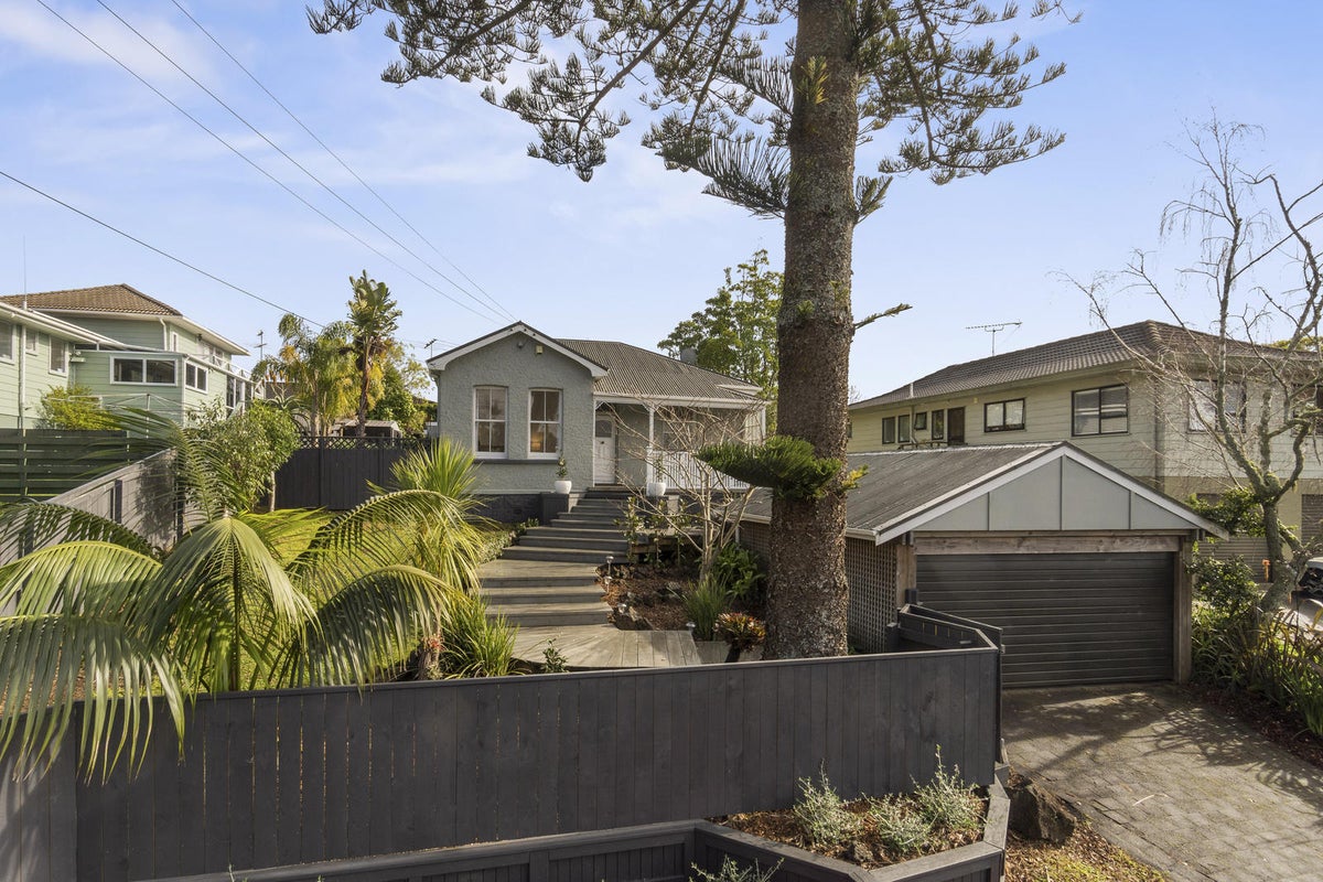13 South Lynn Road, Titirangi, Auckland - Carousel 2