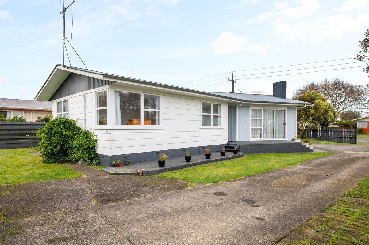 104 Collins Road, Melville, Hamilton - Carousel 1