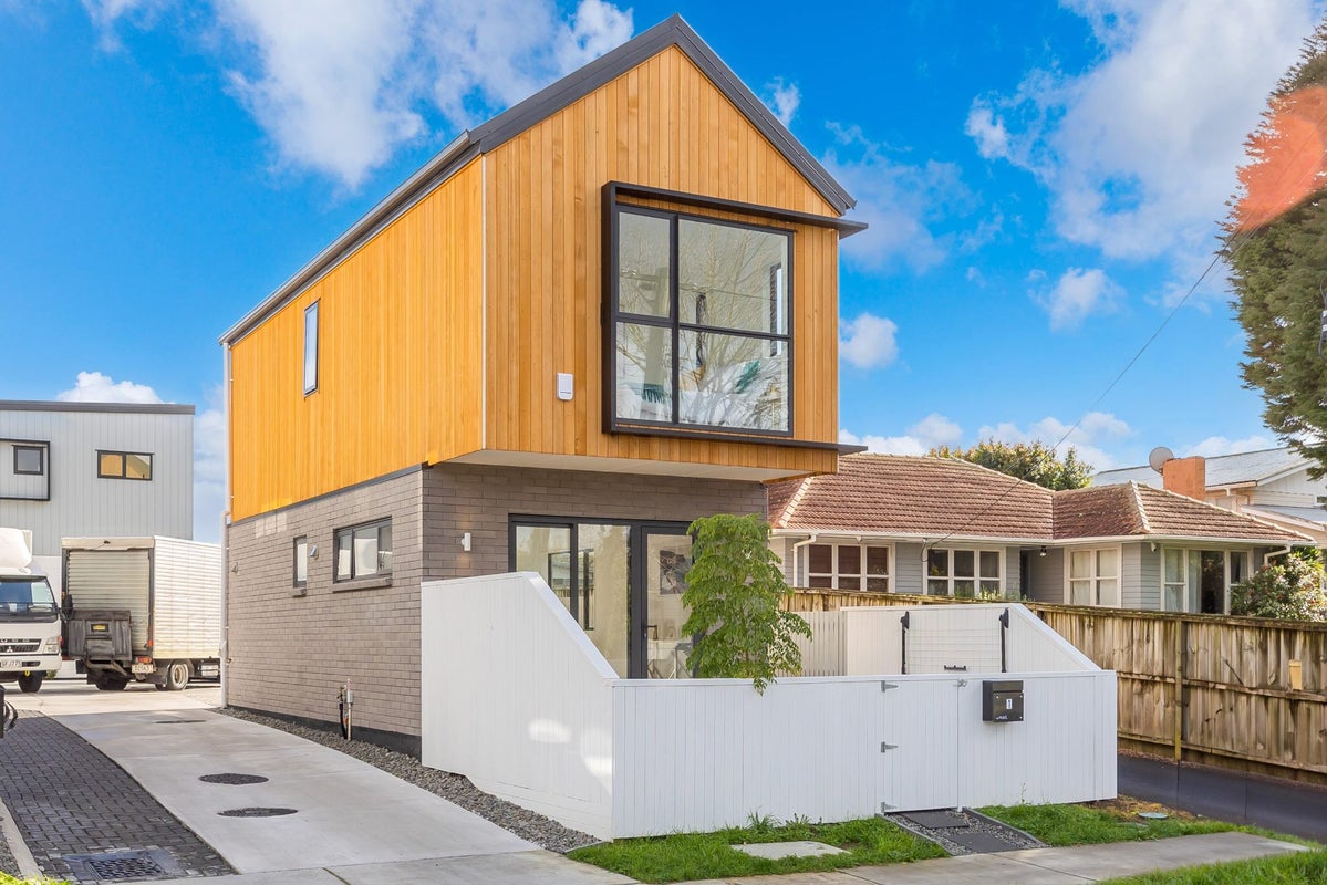 1/91 Beach Road, Te Atatu Peninsula, Auckland - Carousel 1
