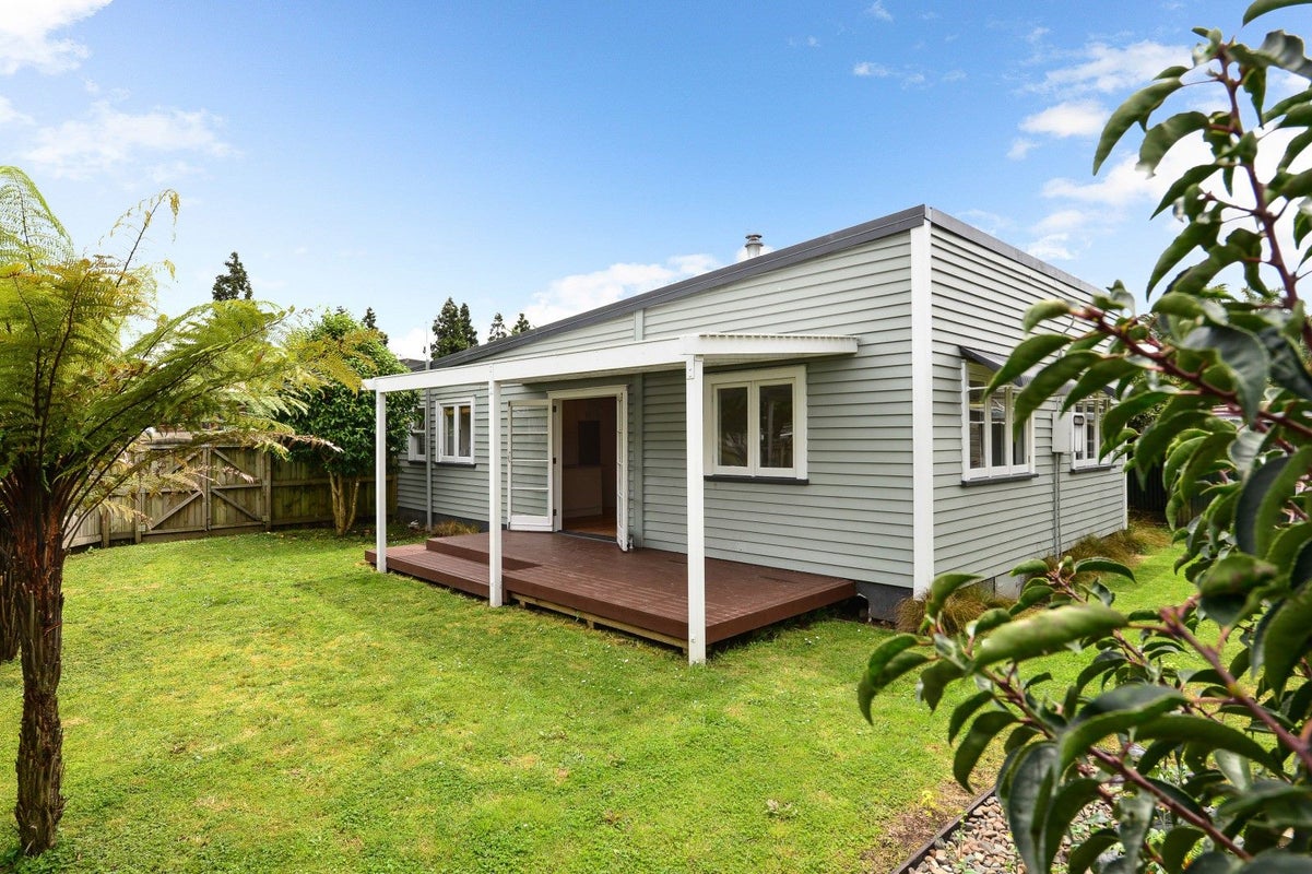 20 Kiwi Avenue, Forest Lake, Hamilton - Carousel 1