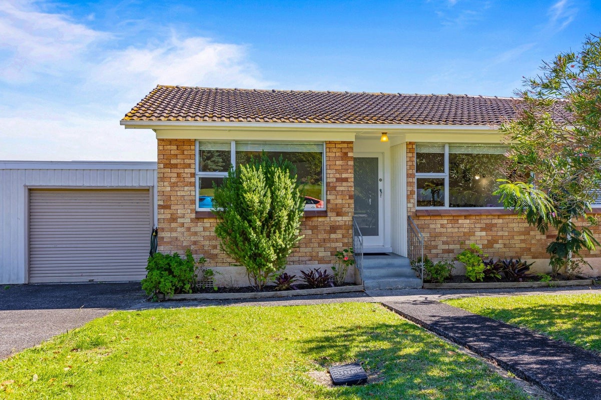 2/62 Vera Road, Te Atatu South, Auckland - Carousel 1