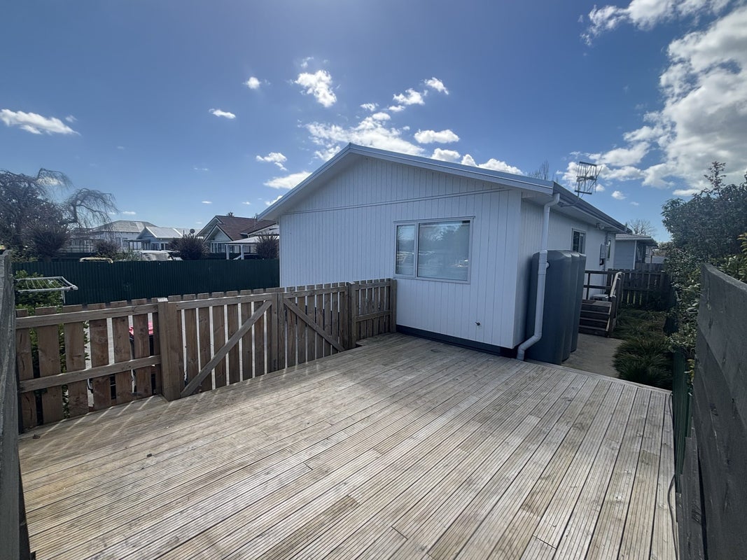 605A Queen Street West, Saint Leonards, Hastings - Carousel 1