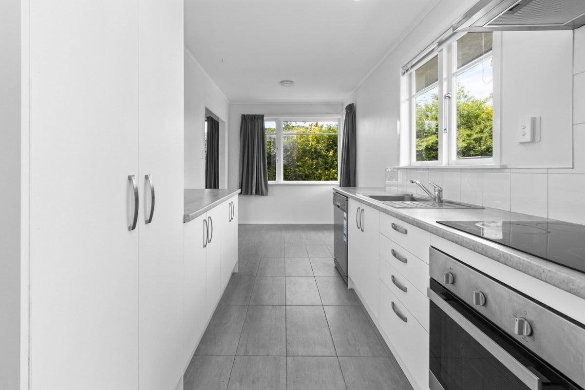 4 Gwendoline Place, Glenview, Hamilton - Carousel 2