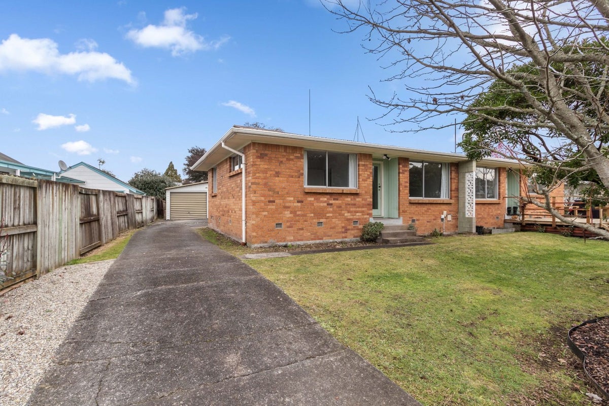 5A Kowhai Street, Hamilton Lake, Hamilton - Carousel 1