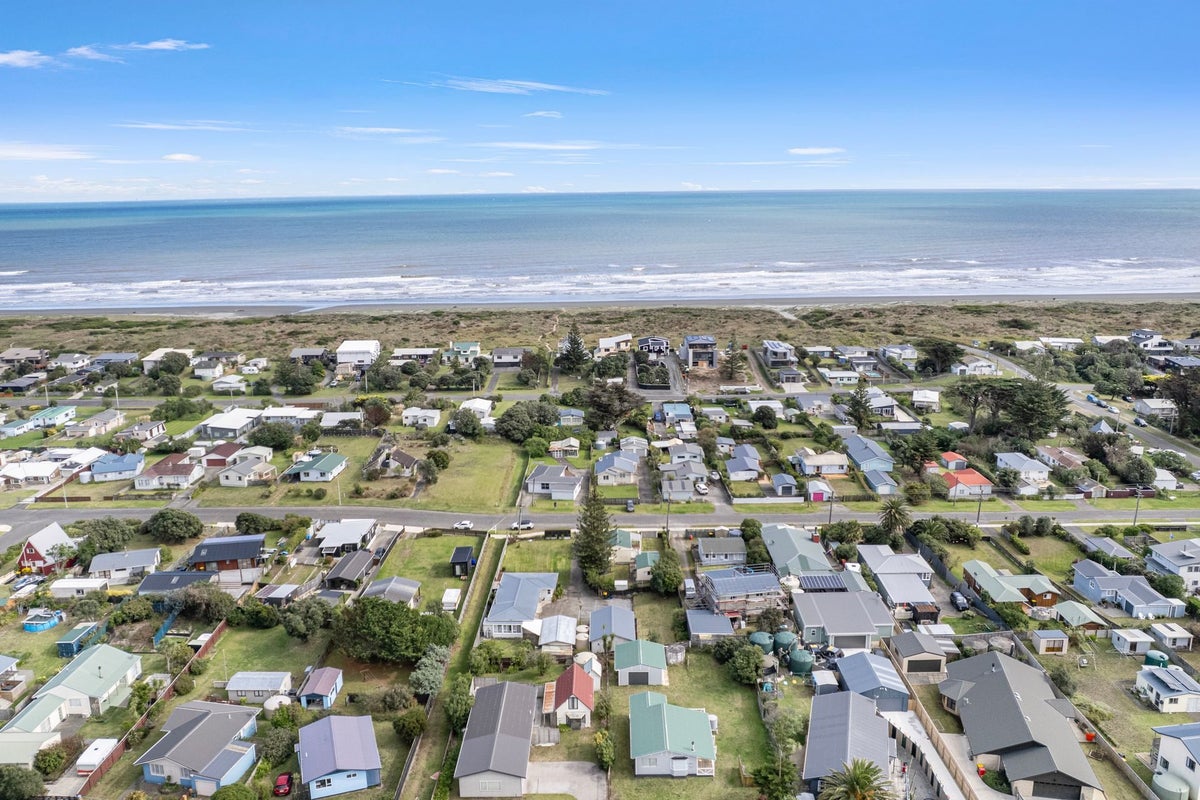 50 Park Avenue, Waitarere Beach, Levin - Carousel 2