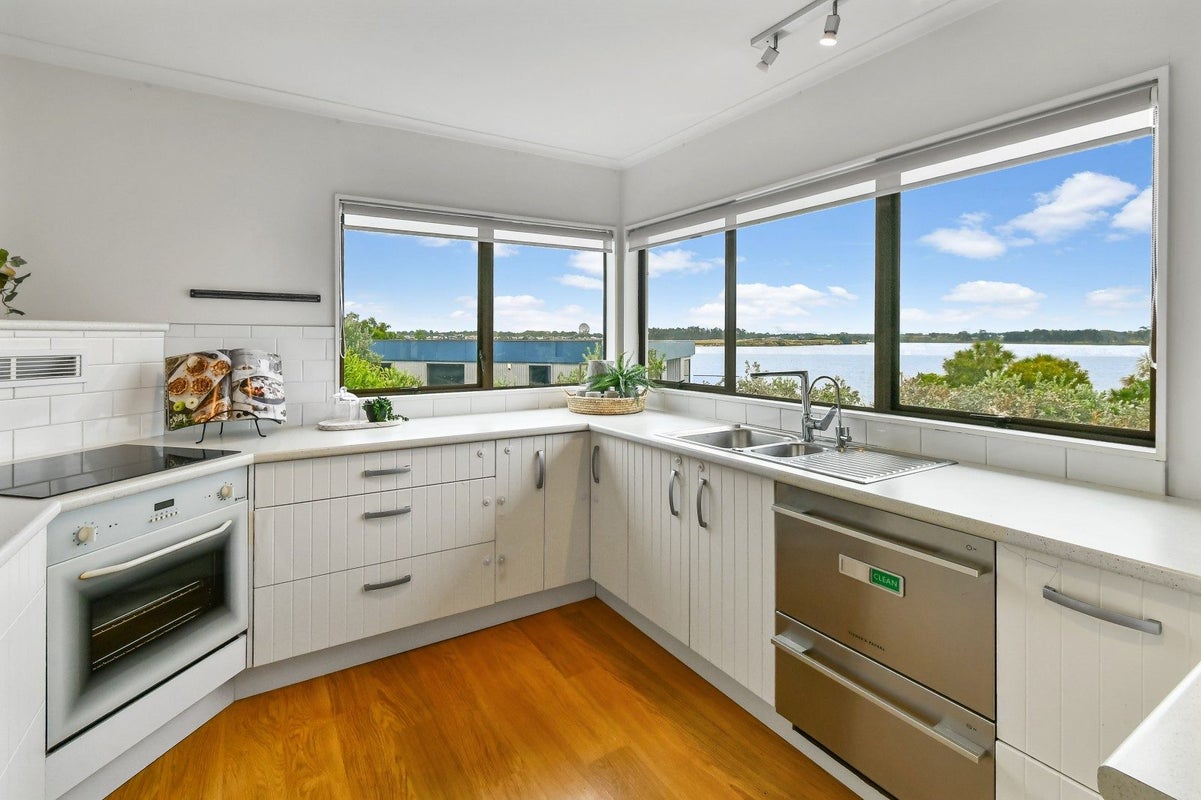 7 Cumbrian Place, Conifer Grove, Takanini - Carousel 2