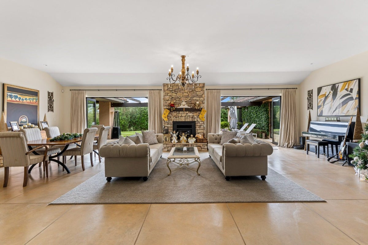 10 Myra Evelyn Grove, Albany - Carousel 2