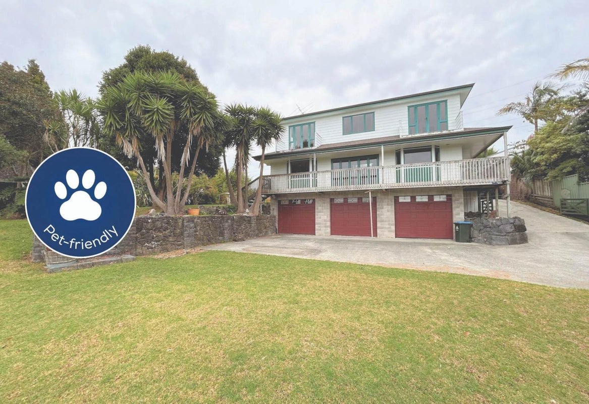 20 Meadow Crescent, Te Atatu South, Auckland - Carousel 1