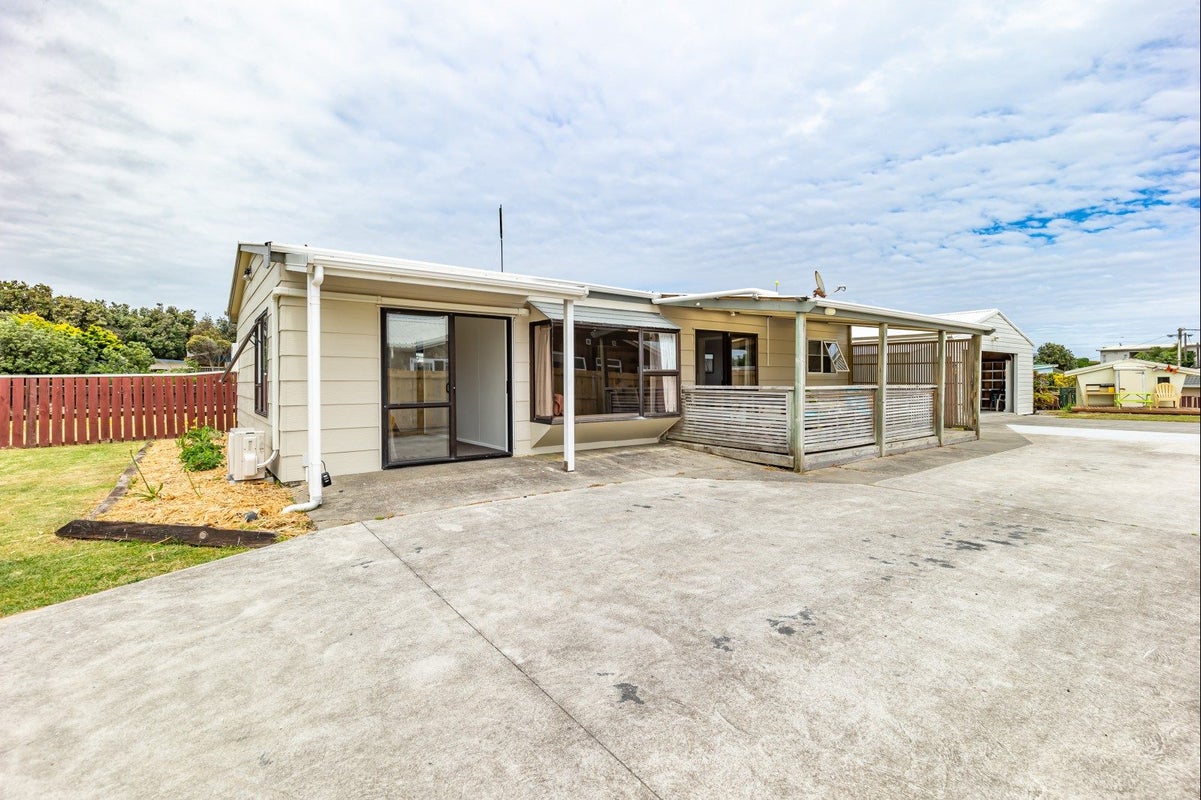 31 Park Avenue, Waitarere Beach, Levin - Carousel 1