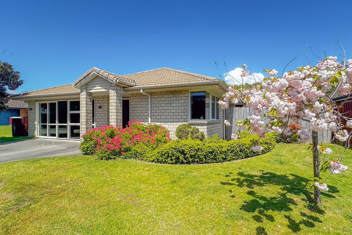 33 Seabreeze Place, Papamoa Beach, Papamoa - Carousel 1
