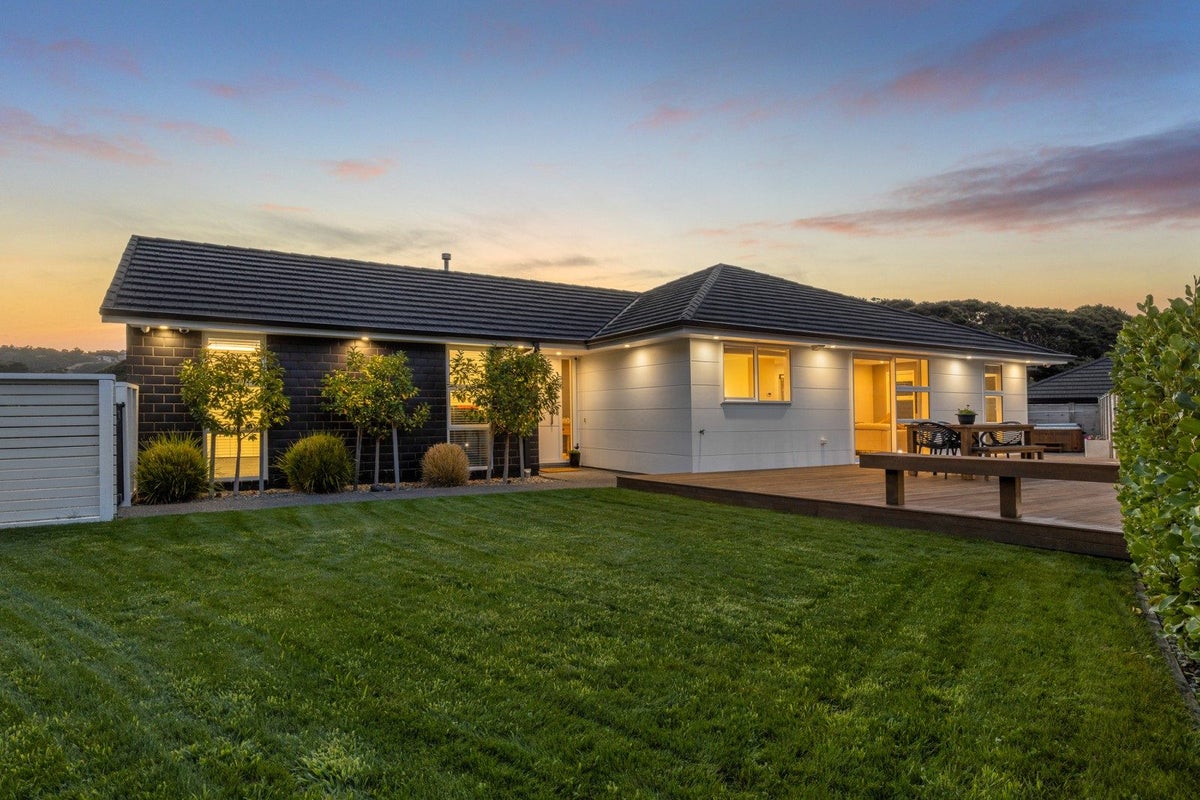 44 Tradewinds drive, Whitby, Porirua - Carousel 2